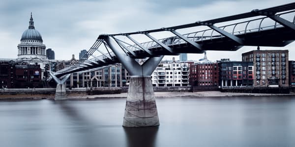 Millenium bridge: Taken using a 5min exposure